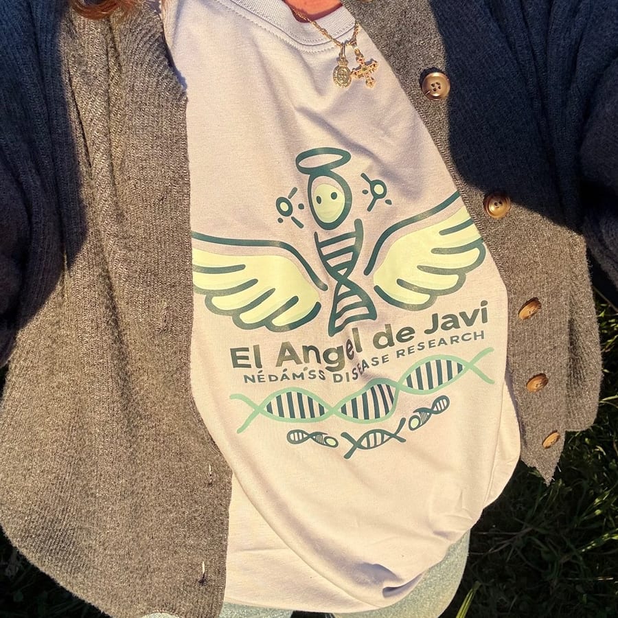 Camiseta solidaria blanca con el logo a color de El Ángel de Javi
